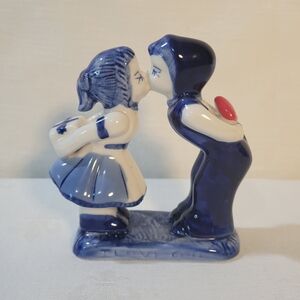 Dutch Kissing Couple Blue and White "I love you" Valentine Figurine